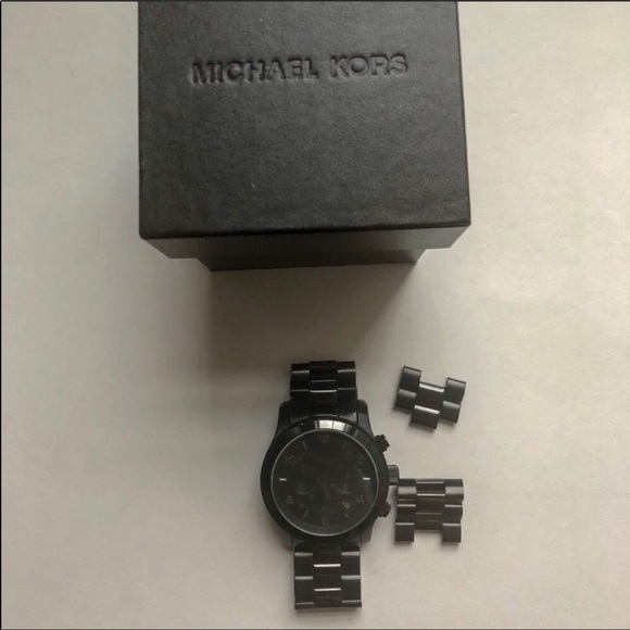 Michael Kors Oversized Watch - Picture 5 of 7